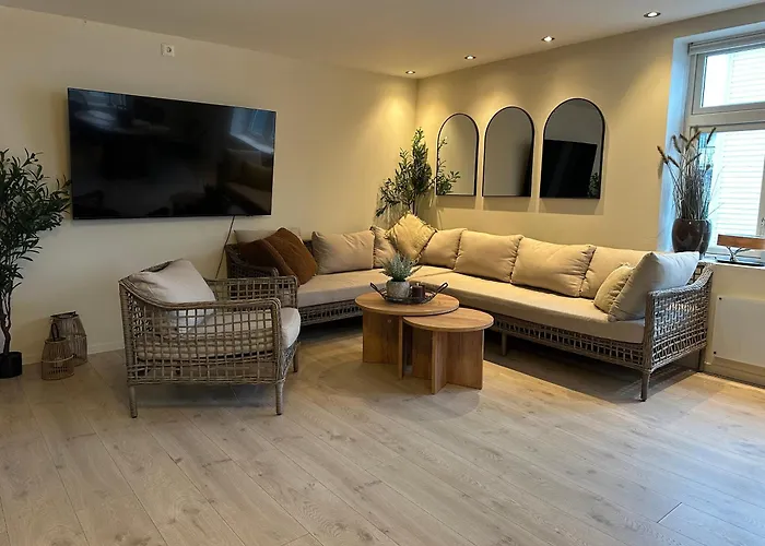 A Place To - Free Parking - 5 *